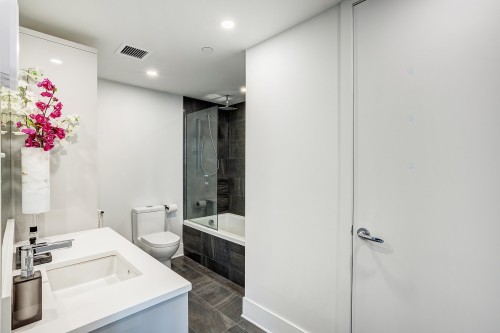 Bathroom - 604-360 Rue Atateken, Montréal (Ville-Marie), QC 