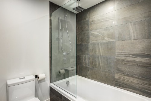 Bathroom - 604-360 Rue Atateken, Montréal (Ville-Marie), QC 