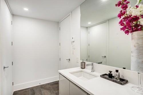 Bathroom - 604-360 Rue Atateken, Montréal (Ville-Marie), QC 