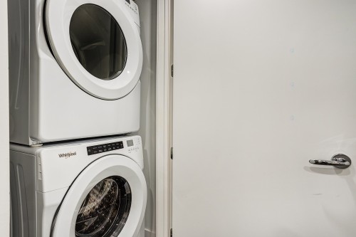 Laundry - 604-360 Rue Atateken, Montréal (Ville-Marie), QC 