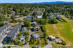 2604 Penrhyn St Saanich, BC V8N 1G3