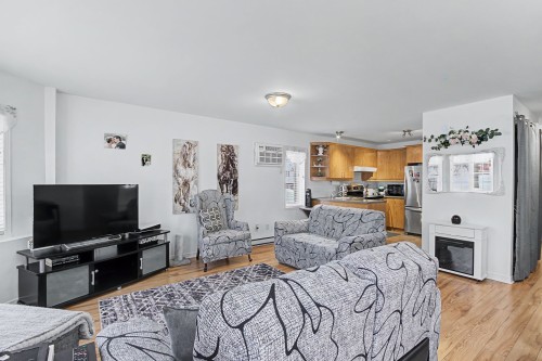 Salon - 1279 Boul. Lebel, Chambly, QC 