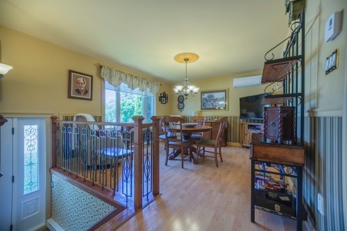 Salon - 116 Rue Robert, Varennes, QC 