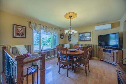 Salon - 116 Rue Robert, Varennes, QC 