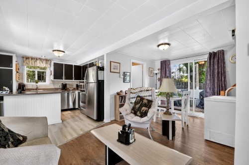 Salon - 208  - 210 45E Avenue, Pointe-Calumet, QC 