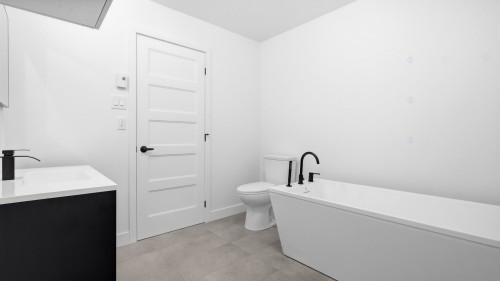 Salle de bains - 70 Rue Nicolas-Perreault, Sorel-Tracy, QC - Indoor Photo Showing Bathroom