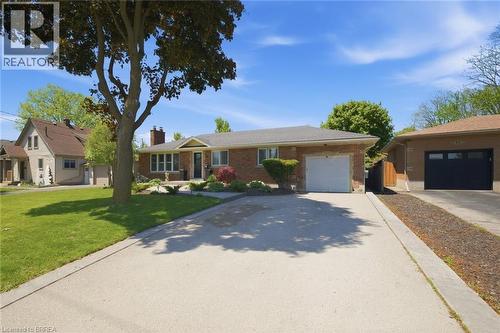8 QUEENSWAY Drive  Brantford, ON N3R 4W4