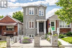 256 EARLSCOURT AVENUE Toronto, ON M6E 4B6