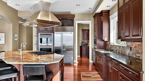 726 Marin Crescent, Kelowna, BC - Indoor Photo Showing Kitchen With Upgraded Kitchen