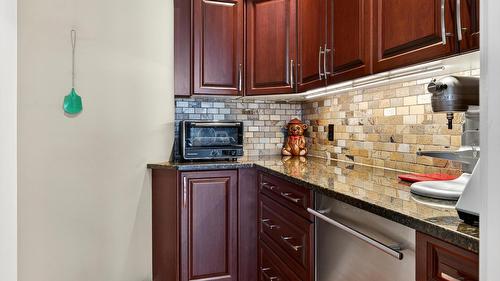 726 Marin Crescent, Kelowna, BC - Indoor Photo Showing Kitchen