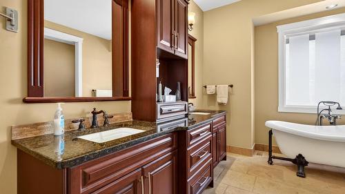 726 Marin Crescent, Kelowna, BC - Indoor Photo Showing Bathroom
