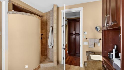 726 Marin Crescent, Kelowna, BC - Indoor Photo Showing Bathroom