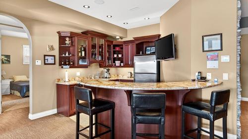 726 Marin Crescent, Kelowna, BC - Indoor Photo Showing Kitchen