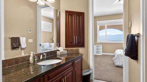 726 Marin Crescent, Kelowna, BC - Indoor Photo Showing Bathroom