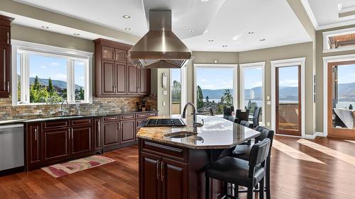 726 Marin Crescent, Kelowna, BC - Indoor Photo Showing Kitchen With Upgraded Kitchen