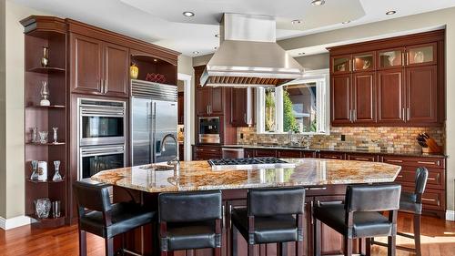 726 Marin Crescent, Kelowna, BC - Indoor Photo Showing Kitchen With Upgraded Kitchen
