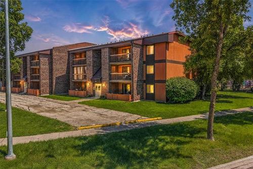 9-132 Regis DR  Winnipeg, MB R2N 1K3