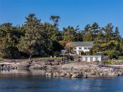 3045 McAnally Rd Saanich, BC V8N 1T3