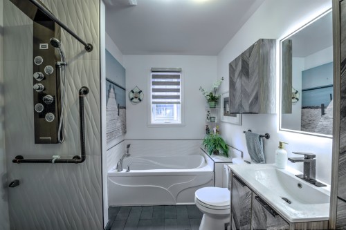 Bathroom - 123  - 125 Rue Alexandre, Saint-Calixte, QC - Indoor Photo Showing Bathroom