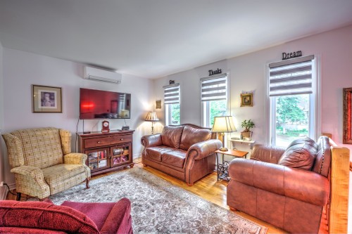 Living Room - 123  - 125 Rue Alexandre, Saint-Calixte, QC - Indoor Photo Showing Living Room