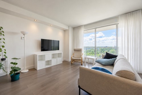 Salon - 910-9 Boul. Des Prairies, Laval (Laval-Des-Rapides), QC 