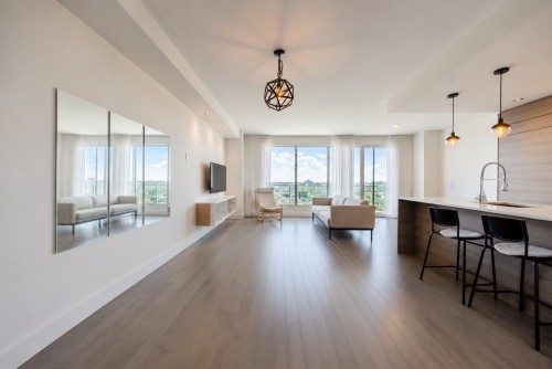 Salon - 910-9 Boul. Des Prairies, Laval (Laval-Des-Rapides), QC 