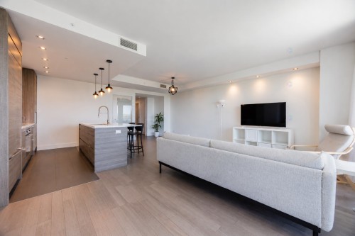 Salon - 910-9 Boul. Des Prairies, Laval (Laval-Des-Rapides), QC 