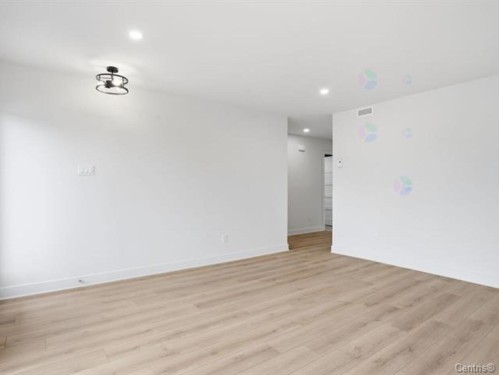 Salon - 1874 Rue Nielsen, Longueuil (Saint-Hubert), QC 