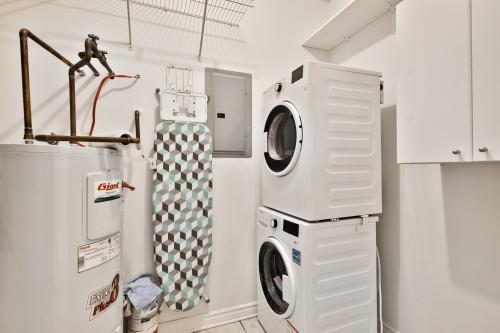 Salle de lavage - E402-50 Ch. Bates, Montréal (Outremont), QC 