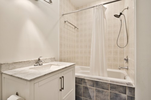 Salle de bains attenante à la CCP - E402-50 Ch. Bates, Montréal (Outremont), QC 
