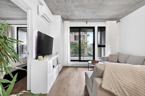 Salon - 312-170 Rue Rioux, Montréal (Le Sud-Ouest), QC 