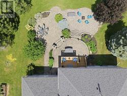 Large patio and outdoor entertaining area - 