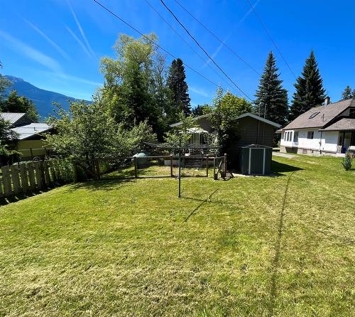 313 1St Avenue, Nakusp, BC 