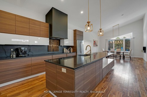 716 North Shore Boulevard E, Burlington, ON - Indoor Photo Showing Kitchen With Upgraded Kitchen