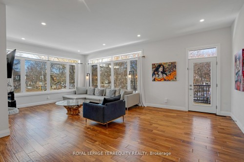 716 North Shore Boulevard E, Burlington, ON - Indoor Photo Showing Living Room