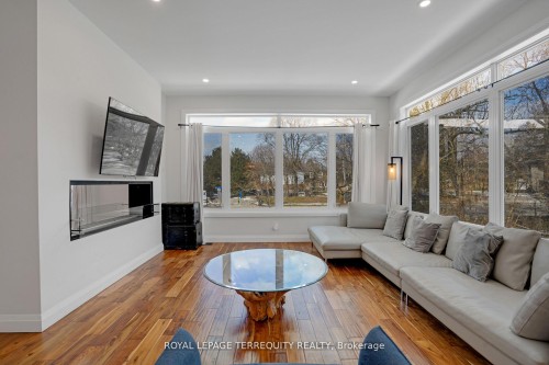 716 North Shore Boulevard E, Burlington, ON - Indoor Photo Showing Living Room