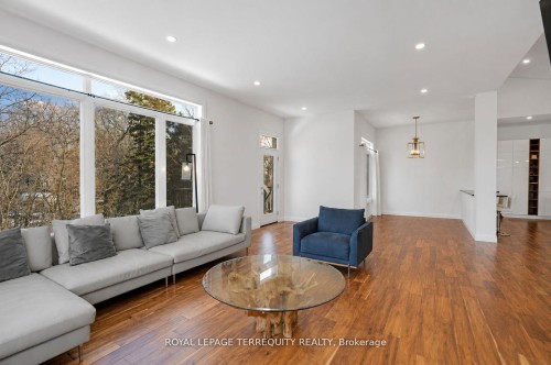 716 North Shore Boulevard E, Burlington, ON - Indoor Photo Showing Living Room
