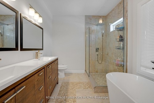 716 North Shore Boulevard E, Burlington, ON - Indoor Photo Showing Bathroom