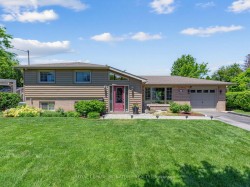 18 Willowood Court Toronto, ON M2J 2M3