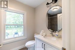 Main 4-pc bathroom - 