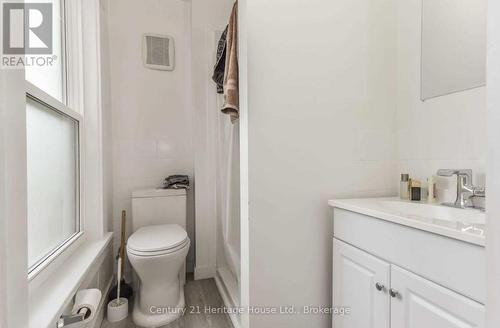 153 St Andrews Street, Cambridge, ON - Indoor Photo Showing Bathroom