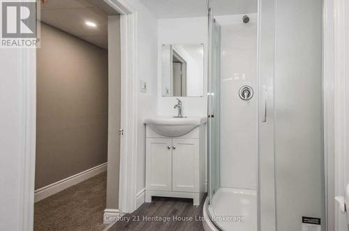 153 St Andrews Street, Cambridge, ON - Indoor Photo Showing Bathroom