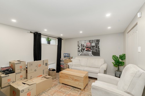 Salle familiale - 2120 Rue De Romagne, Laval (Vimont), QC 