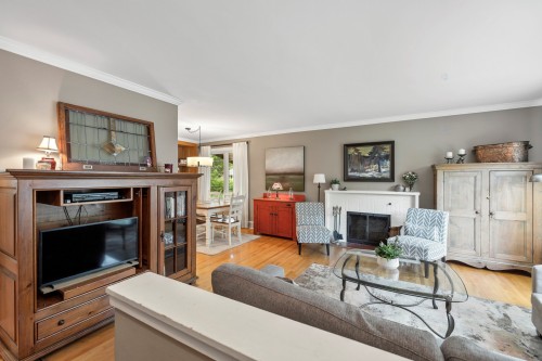 Salon - 76 Av. Angell, Beaconsfield, QC 