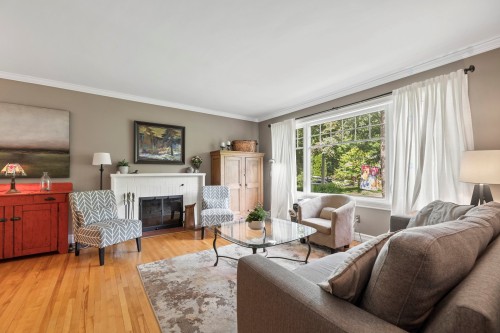 Salon - 76 Av. Angell, Beaconsfield, QC 