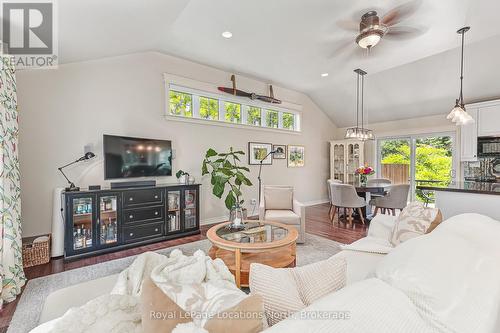 8366 Poplar Side Road, Clearview, ON - Indoor Photo Showing Living Room