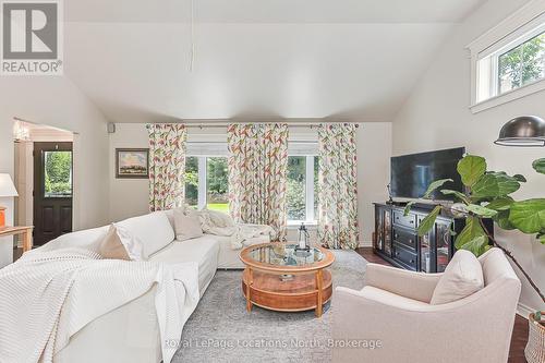 8366 Poplar Side Road, Clearview, ON - Indoor Photo Showing Living Room