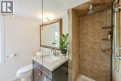 Primary bedroom ensuite - granite counters - 