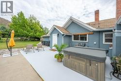 Courtyard facing main house & hot tub - 