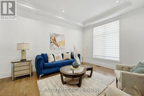 76 Chesney Crescent, Vaughan, ON - Indoor Photo Showing Living Room